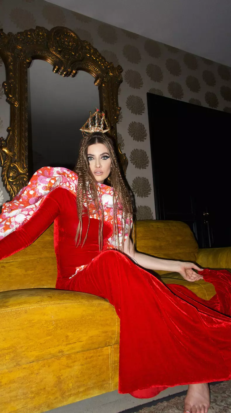 iulia-albu-rochie-rosie-corabia-in-par-editia-9-splash-vedete-la-apa-sezonul-5-image00019