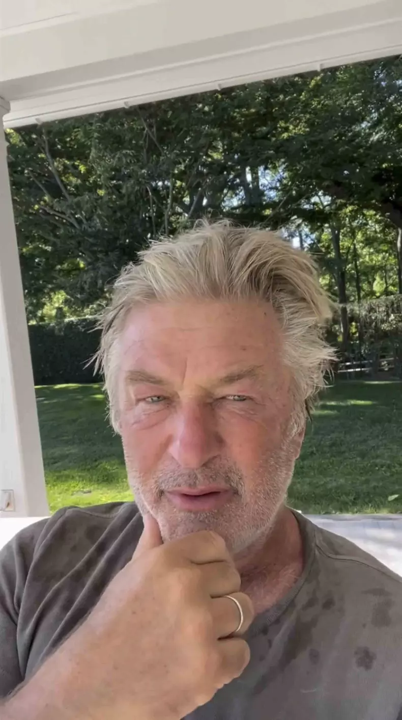 Alec Baldwin, acuzat de omor prin imprudență în cazul împușcării fatale a regizoarei Halyna Hutchins. Ce riscă acum actorul