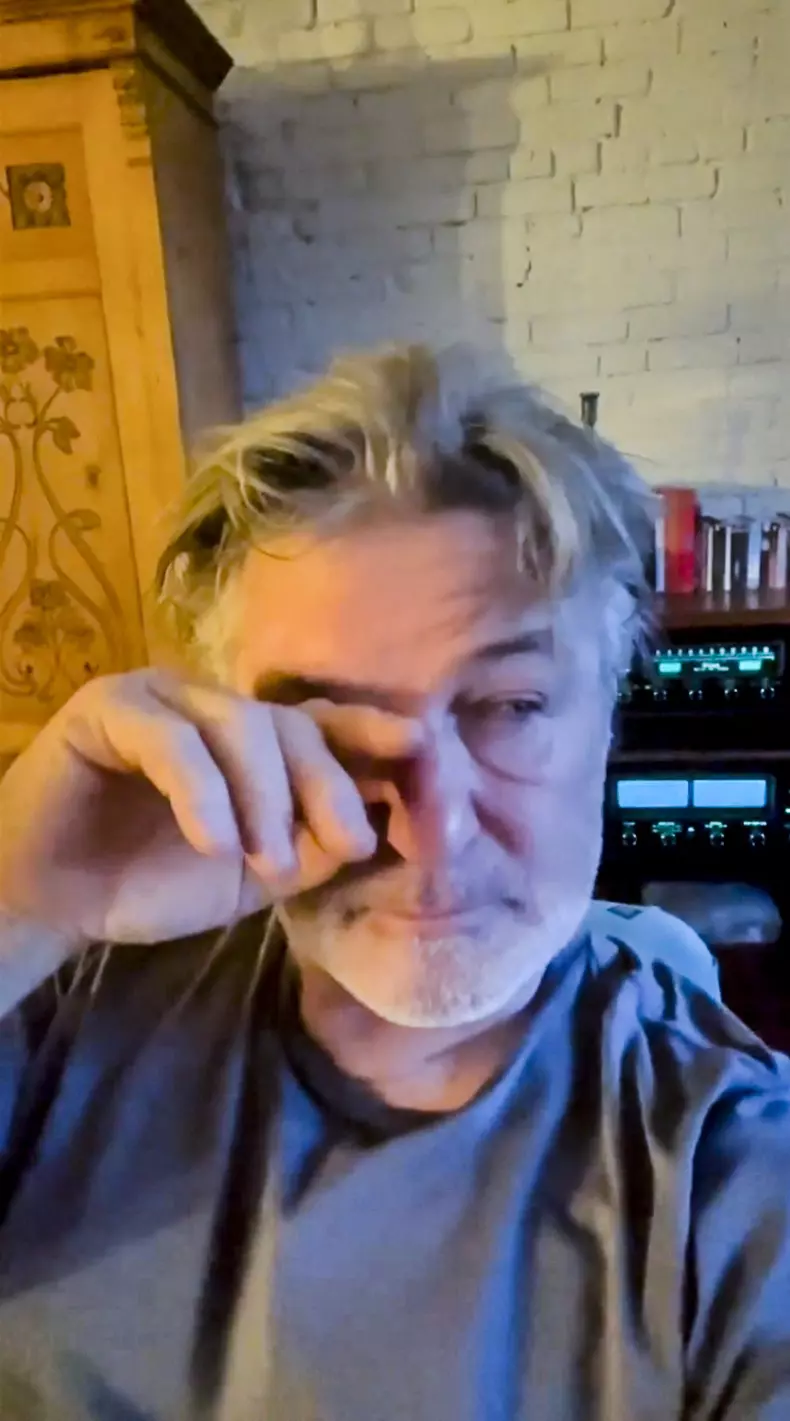 Alec Baldwin, acuzat de omor prin imprudență în cazul împușcării fatale a regizoarei Halyna Hutchins. Ce riscă acum actorul