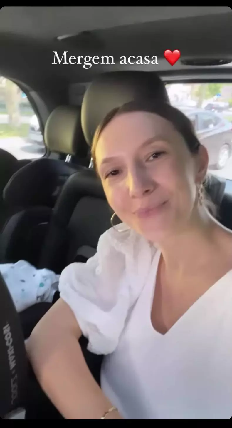 Adela Popescu a ieșit din spital! Ce reacție au avut frățiorii bebelușului (3)