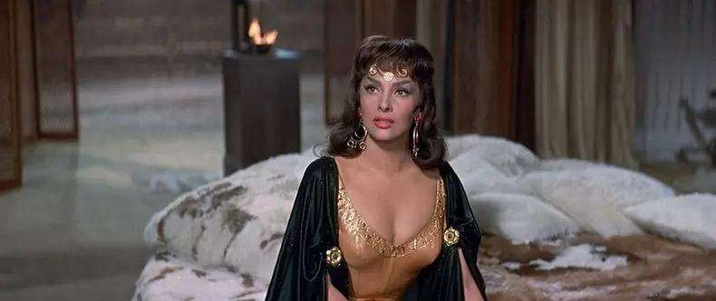 Los Angeles.CA.USA.   Gina Lollobrigida as Queen of Sheba  in a scene in  (C) United Artists film, Solomon and Sheba (1959)Director: King VidorWriter:Anthony Veller, Paul Dudley and George BruceSource: Bible. Book of Kings, Book of Chronicles Ref:LMK1