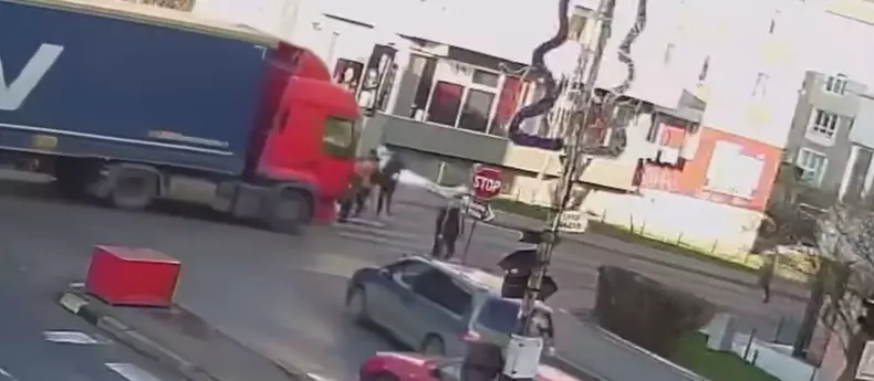 Scene uluitoare la Fălticeni: şoferul unui camion trece printre oamenii aflaţi pe trecerea de pietoni