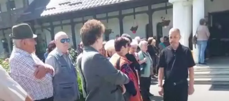 femeie-rechin-inmormantare-3