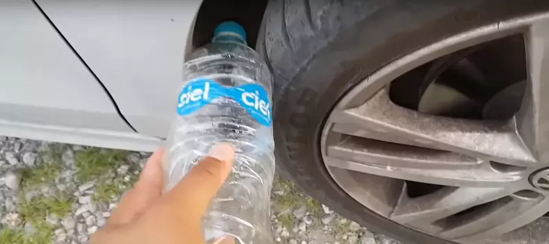 Metodă nouă de furt: de ce se pune o sticlă de plastic la roata mașinii
