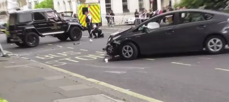 brabus-g500-4×4-squared-rolls-over-gets-wrecked-after-prius-crash-in-london_4