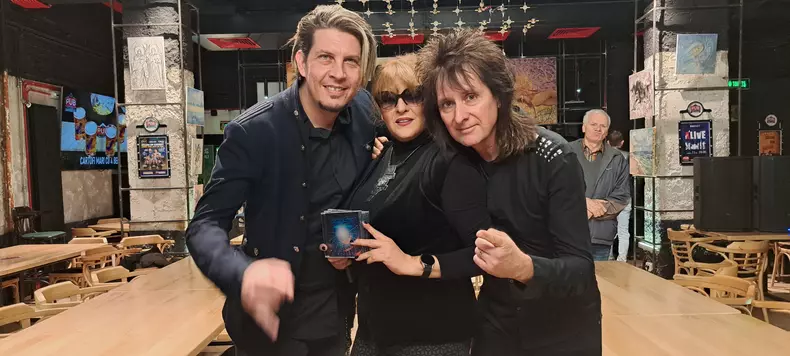 Tudor turcu si laura stone cu un tip din trupa