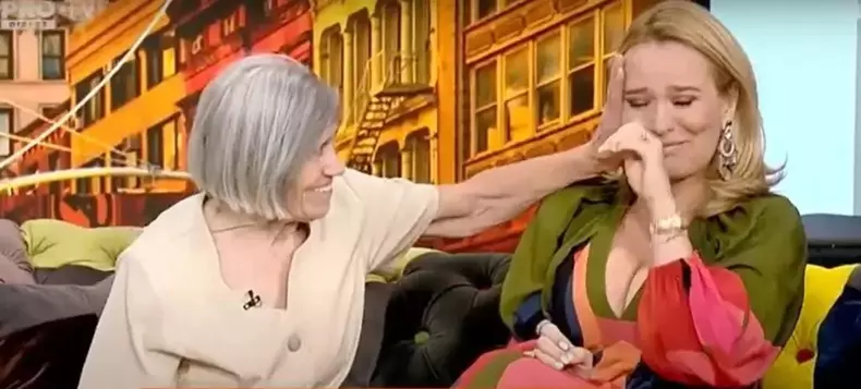 Andreea Esca, în lacrimi la TV. Ce surpriză i s-a făcut chiar de ziua ei. „Îi datorez foarte multe lucruri”