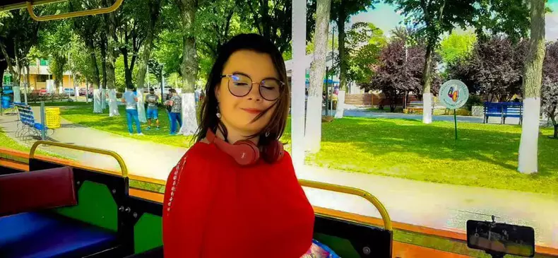 Lorelai-Mosnegutu-2-1024x473-1024x473