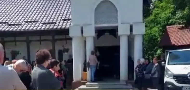 femeie-rechin-inmormantare-2