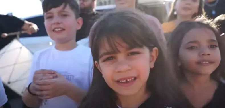 fiicele-lui-florin-salam-de-5-si-7-ani-virale-pe-tiktok-unii-parinti-critica-videoclipul-indraznet_4