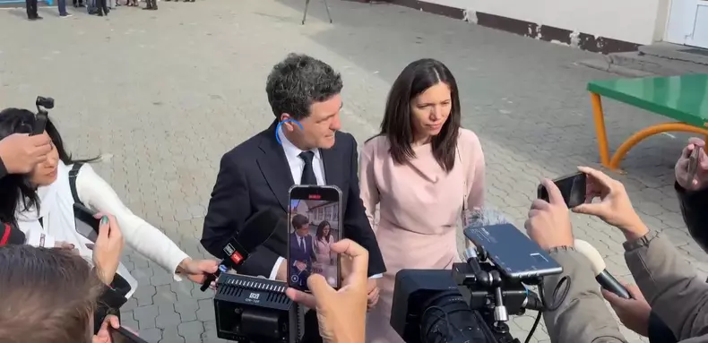Mirabela Grădinaru și Nicușor Dan la secția de votare (6)