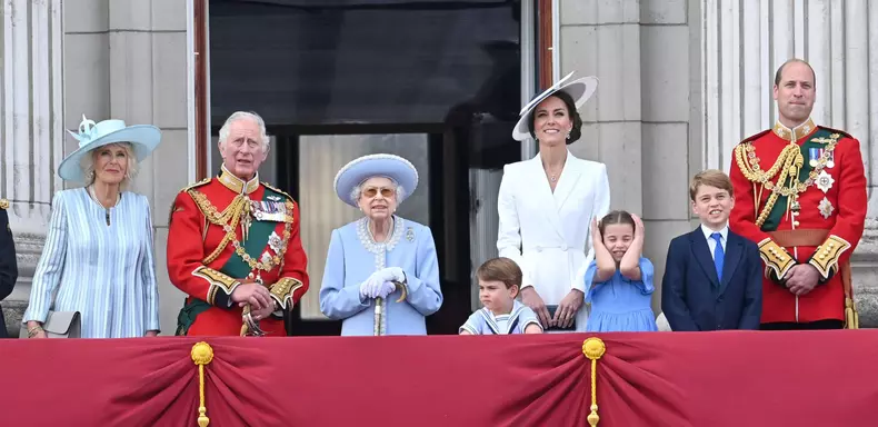 14 reguli incomode pe care familia regală britanică trebuie să le respecte. Unde a greșit Meghan Markle