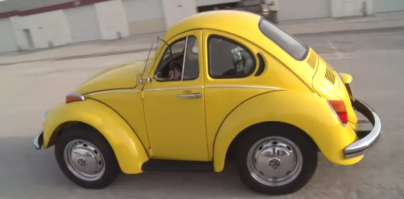 Acest VW Beetle modificat se conduce de pe bancheta din spate