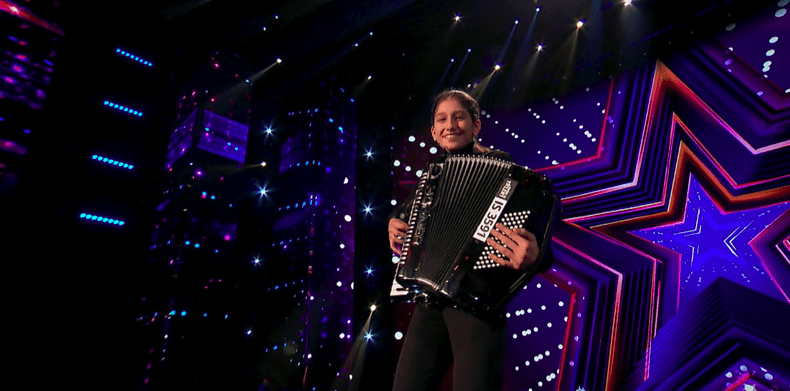 Andreea canta la acordeon Romanii au talent