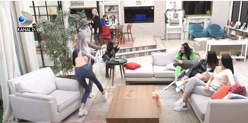 Bataie-la-Puterea-Dragostei.-Alexandra-si-Maria-s-au-paruit-”Stai-ca-ti-arat-eu-tie”-VIDEO-2