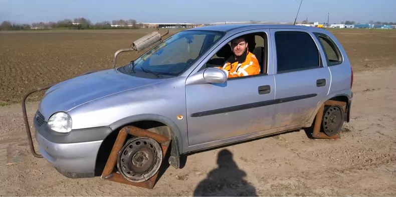 Experiment absurd: Cum ar fi fost dacă mașinile aveau roți pătrate