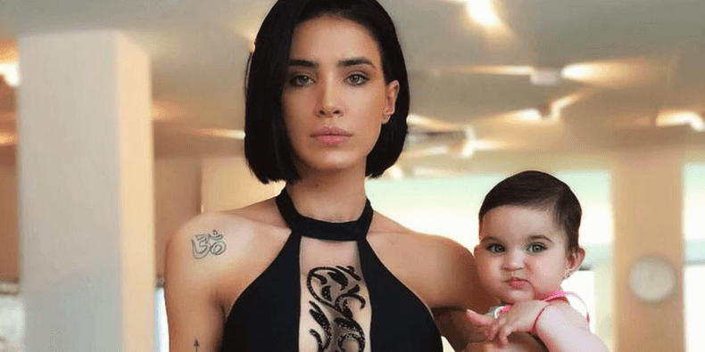 cum-le-raspunde-adelina-pestritu-celor-care-o-critica-pentru-i-a-facut-cont-de-instagram-fiicei-ei_size20