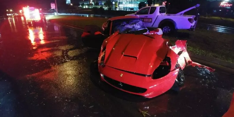 Un Ferrari California s-a rupt în două! Circula cu viteză pe carosabil umed