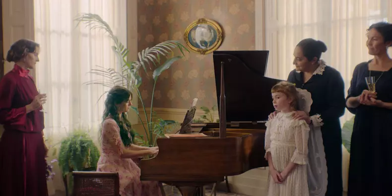 Casa spiritelor Chiara Parravicini (Rosa) playing the piano and Francesca Turco (Kid Clara) prime