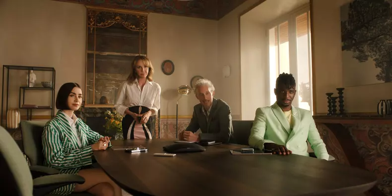 Emily_in_Paris_n_S5_06_48_00R