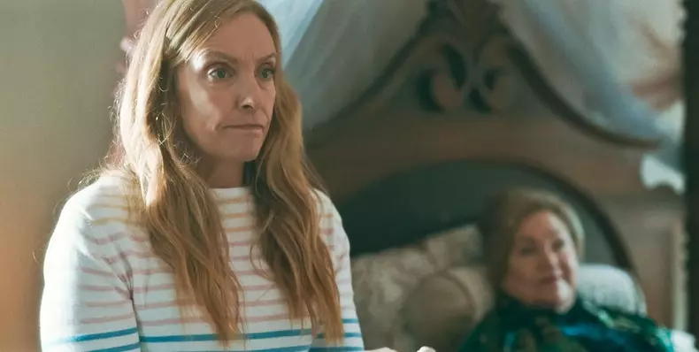 USA. Kathleen Turner, Toni Collette  in a scene from the (C)Signature Films new movie : The Estate (2022).Plot: Two sisters attempt to win over their terminally ill, difficult-to-please Aunt in hopes of becoming the beneficiaries of her wealthy estate, o