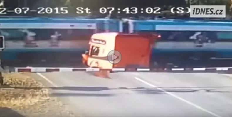 accident trecerea la nivel cu calea ferata