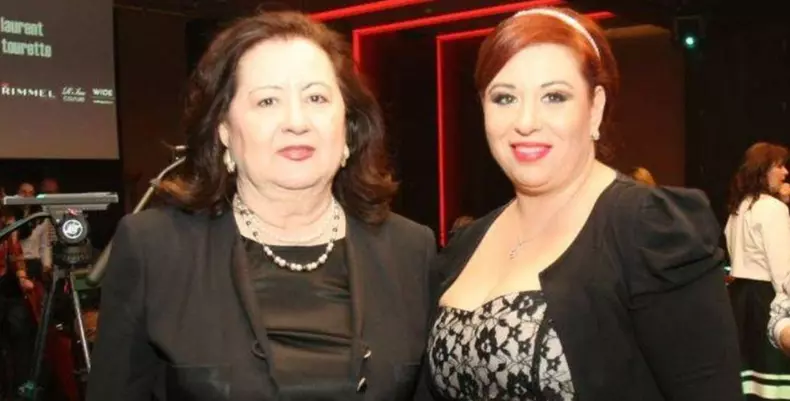 Oana-Roman-a-ajuns-cu-mama-ei-la-spital