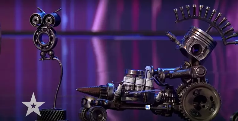 1613498180_263_Gabriel-Dinu-romanul-care-transforma-fierul-vechi-in-opere-de