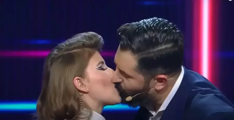 iulia-albu-si-iubitul-sarut-iumor-1024x525-1