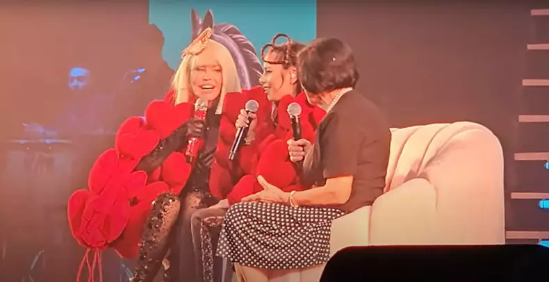 Loredana Groza, pe scenă cu mama și fiica ei  (4)