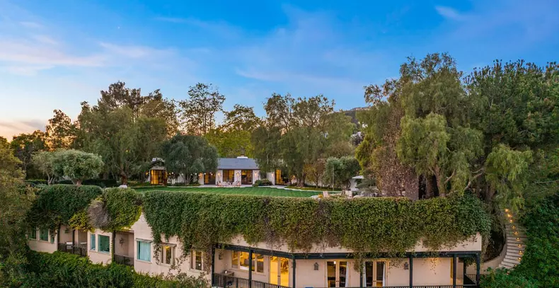 Adam Levine și soția sa Behati Prinsloo vor cumpăra vechea casă Montecito a lui Rob Lowe pentru 52 de milioane de dolari