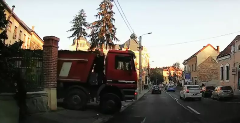 La un pas de moarte pe o stradă din Cluj. Ce riscă şoferul camionului