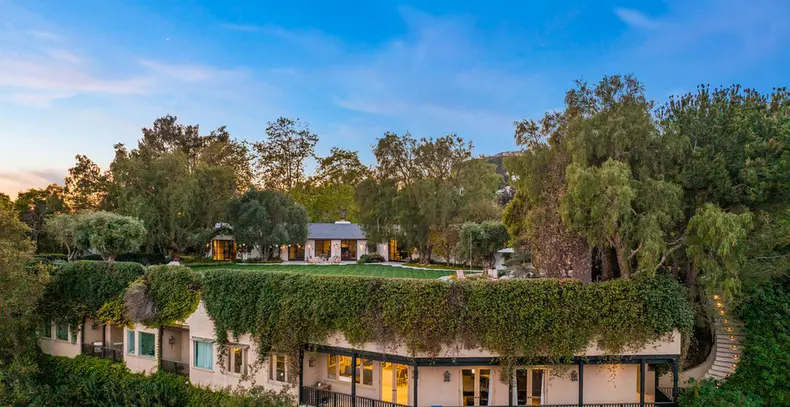Adam Levine și soția sa Behati Prinsloo vor cumpăra vechea casă Montecito a lui Rob Lowe pentru 52 de milioane de dolari