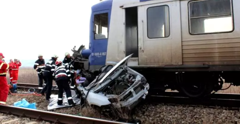 o-masina-a-fost-lovita-de-tren-in-braila