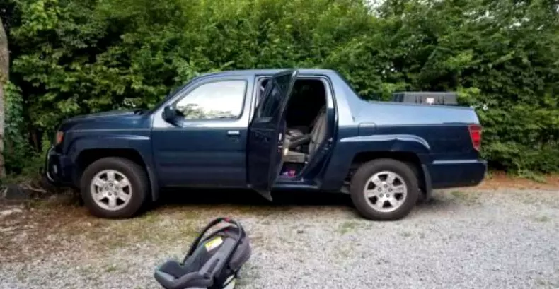 bebelus uitat in masina