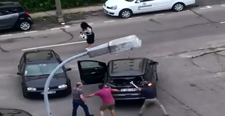 un-barbat-din-pitesti-si-a-lovit-vecinul-cu-un-stalp-smuls-de-pe-strada