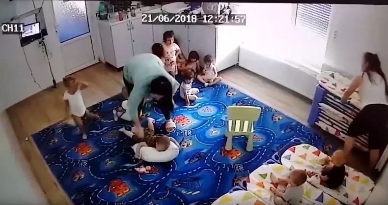 Romina Rotariu a fost surprinsă de camerele de supraveghere când bătea un copil de doi ani, în creşa deţinută de familia ei