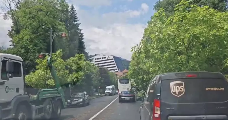 sfarsitul-lumii-in-sinaia-acoperisul-garii-a-fost-smuls-de-vijelie-si-aruncat-peste-dn1-copacii-rupti-sunt-purtati-de-apa-pe-strazi-987790