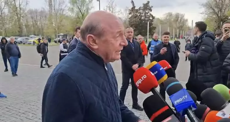 Traian Băsescu la stadion1