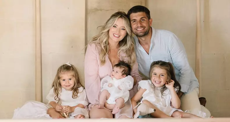 Laura Cosoi și familia