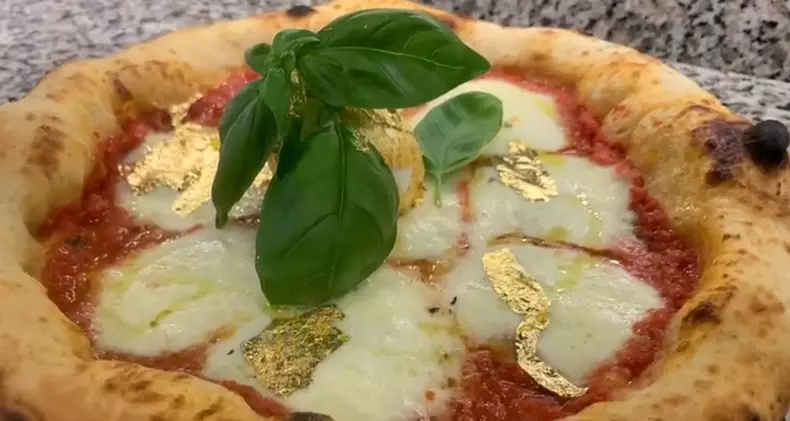 pizza-cu-foita-de-aur