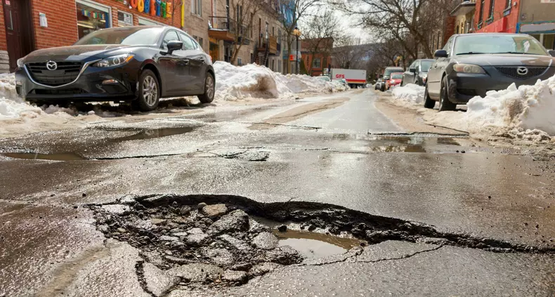 Un șofer și-a distrus roțile într-o groapă, iar autoritățile îl vor despăgubi