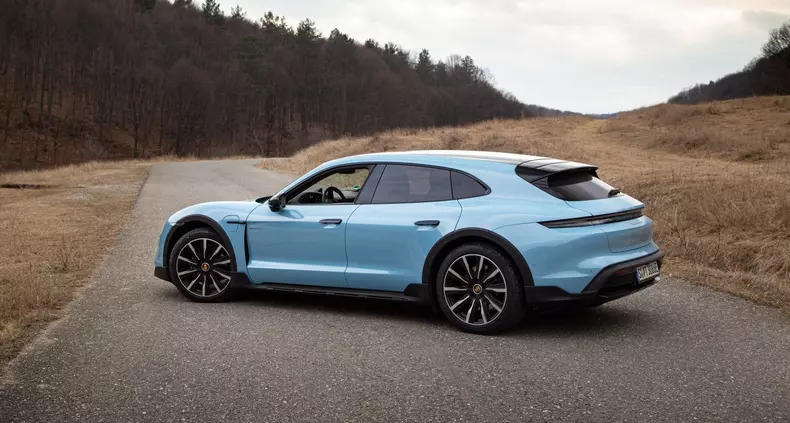 Porsche Taycan Cross Turismo 001