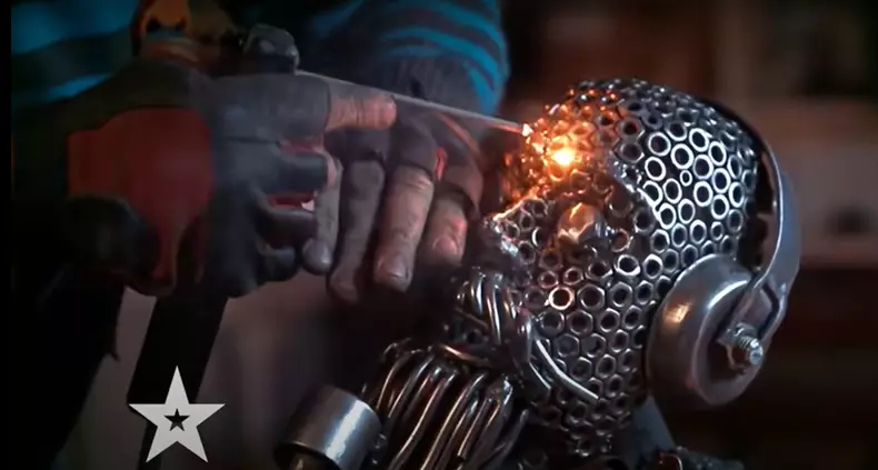 Gabriel-Dinu-romanul-care-transforma-fierul-vechi-in-opere-de