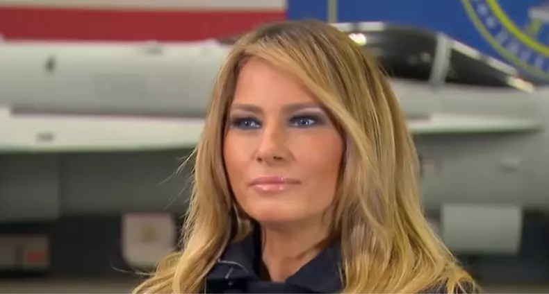 Melania Trump blondă