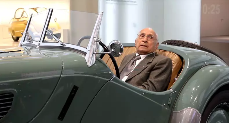 Pilotul Marin Dumitrescu împlinește astăzi 100 de ani