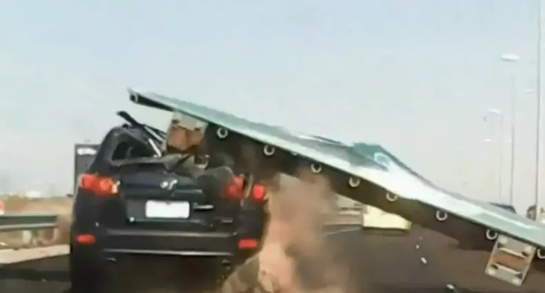 Accident bizar: un indicator a căzut pe autostradă și i-a făcut praf mașina