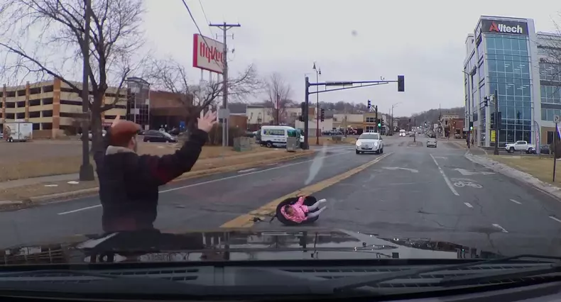 Un copil a căzut din mașină cu tot cu scaunul auto, în mijlocul străzii