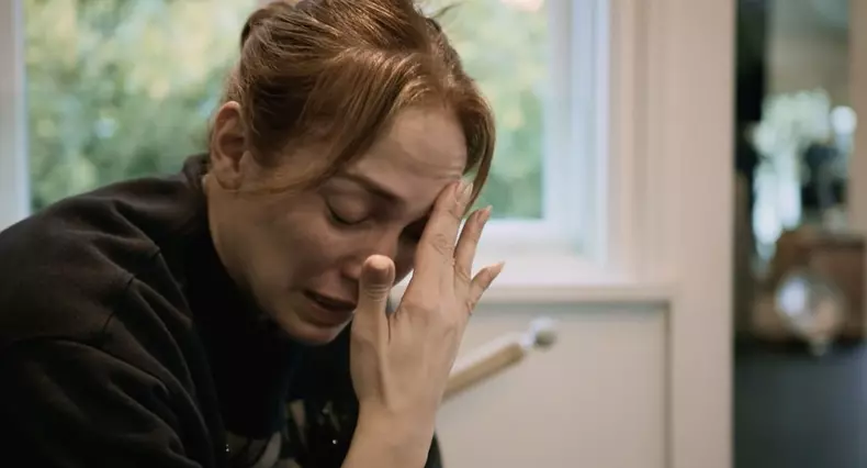 Jennifer Lopez, nemachiată, cu părul răvășit și lacrimi în ochi, în cel mai nou documentar