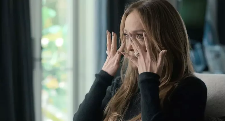 Jennifer Lopez, nemachiată, cu părul răvășit și lacrimi în ochi, în cel mai nou documentar
